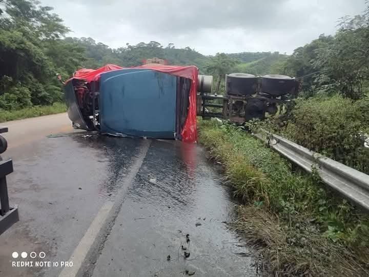 VUELCA CISTERNA CON DIÉSEL ENTRE LIMONES Y TATARENDA