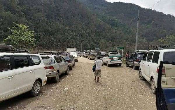 TRANSPORTISTAS BLOQUEAN NORTE DE LA PAZ EN PROTESTA POR ESCASEZ DE COMBUSTIBLE