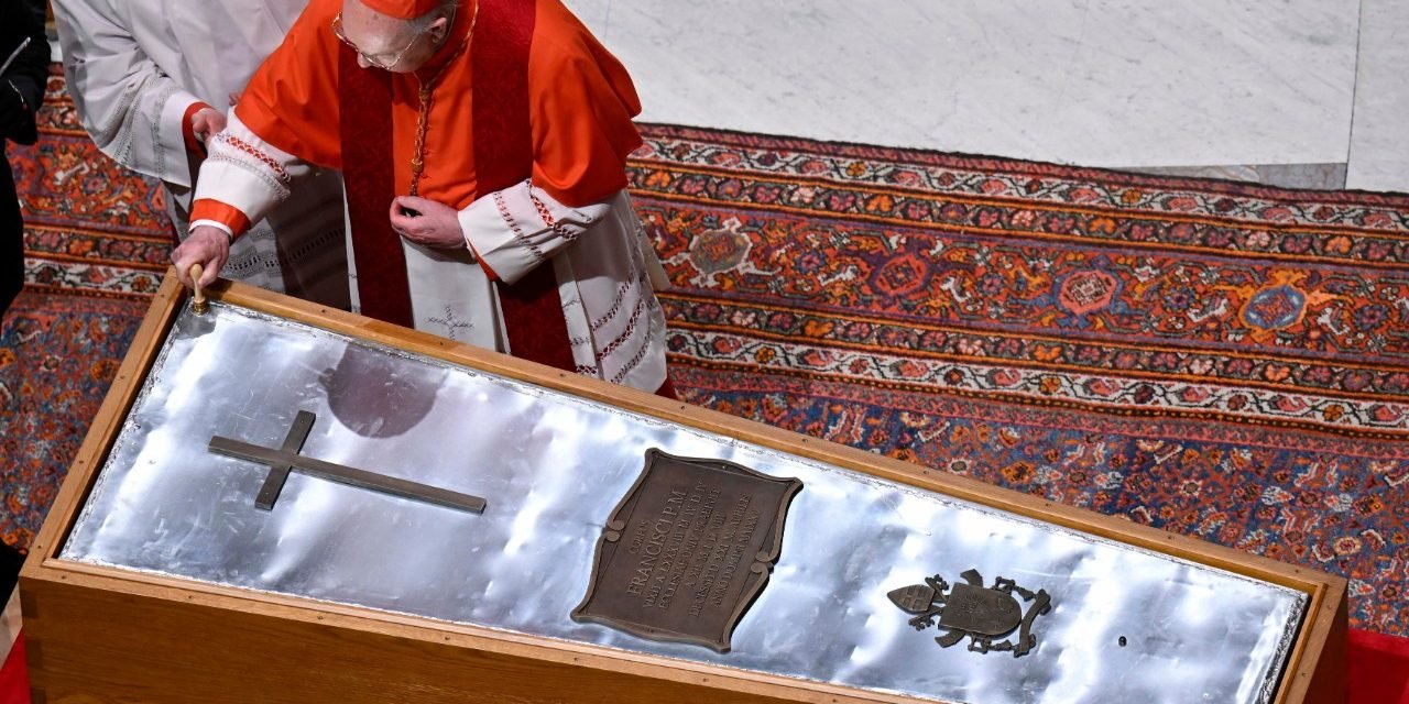 CIERRAN EL FÉRETRO DEL PAPA FRANCISCO