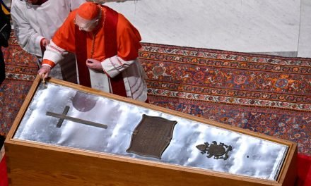 CIERRAN EL FÉRETRO DEL PAPA FRANCISCO