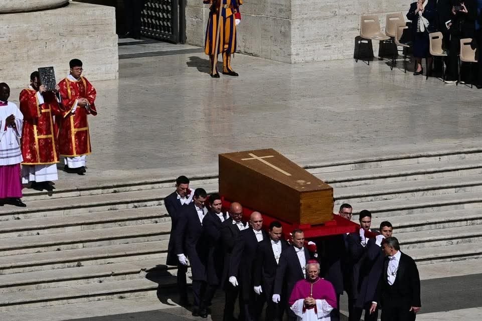 MILES DE PERSONAS ACOMPAÑARON TRASLADO DEL FÉRETRO DEL PAPA FRANCISCO