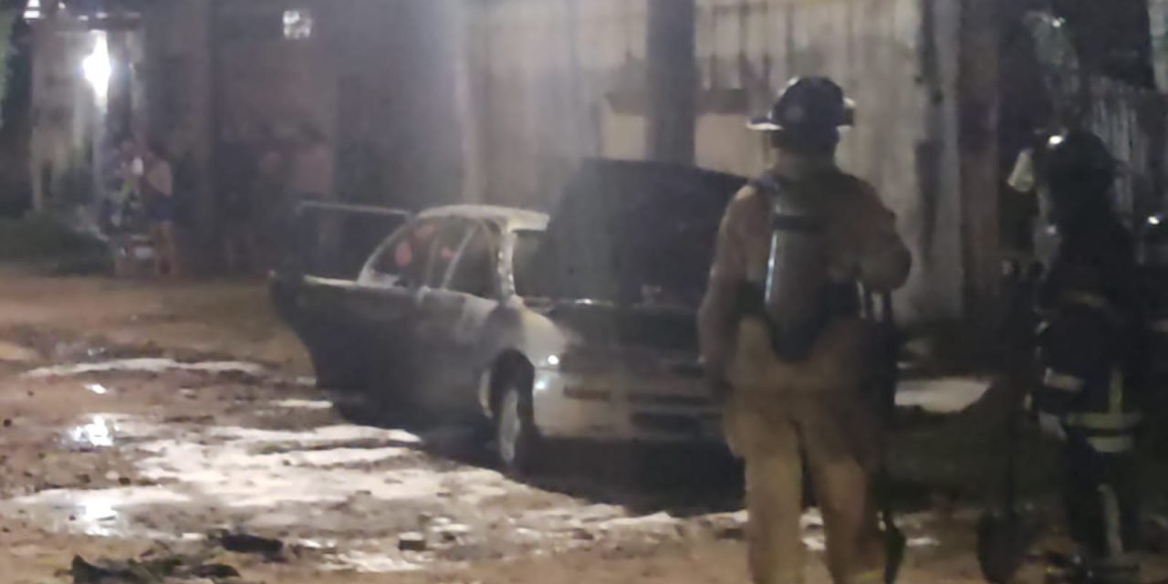 VEHÍCULO ES CONSUMIDO POR EL FUEGO EN EL BARRIO EL BAJÍO