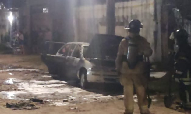 VEHÍCULO ES CONSUMIDO POR EL FUEGO EN EL BARRIO EL BAJÍO
