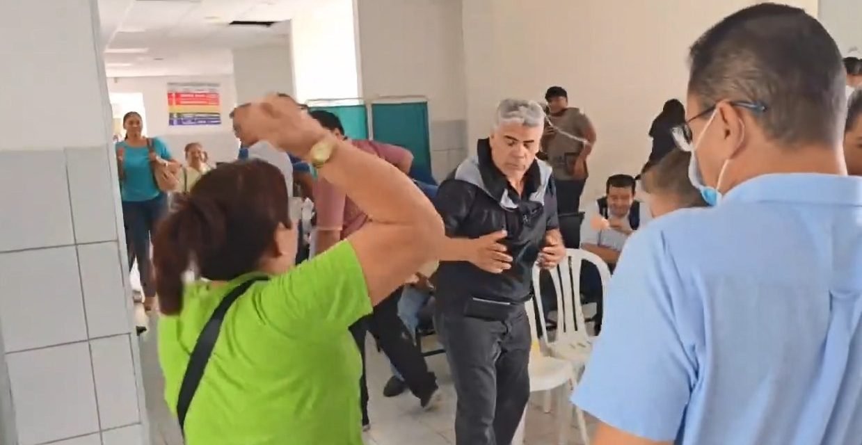 LANZAN HUEVOS AL ALCALDE DE PUERTO SUAREZ POR FALTA DE MANTENIMIENTO A HOSPITAL