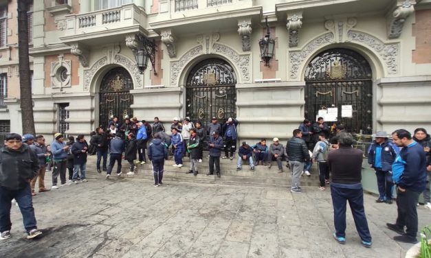CHOFERES DE LA PAZ  REALIZAN VIGILIA EN EL PALACIO CONSISTORIAL POR TARIFAS DEL PASAJE