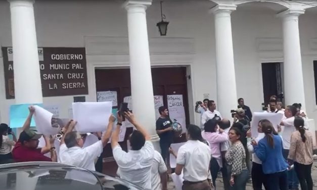 TRABAJADORES DEL CONCEJO MUNICIPAL PROTESTAN POR FALTA DE PAGOS DE SUELDOS