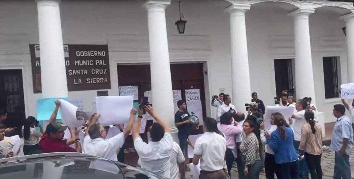 TRABAJADORES DEL CONCEJO MUNICIPAL PROTESTAN POR FALTA DE PAGOS DE SUELDOS