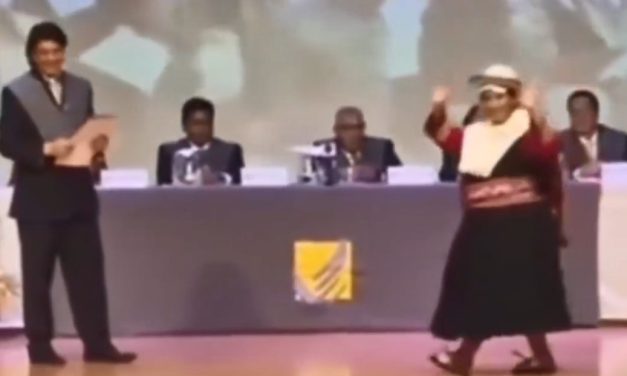 LIDIA PATTY RECIBE  TÍTULO DE ABOGADA EN MEDIO OVACIONES Y ABUCHEOS