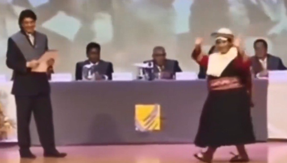 LIDIA PATTY RECIBE  TÍTULO DE ABOGADA EN MEDIO OVACIONES Y ABUCHEOS