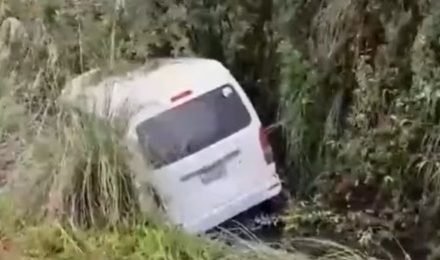 UN MUERTO Y 11 HERIDOS TRAS  CHOQUE ENTRE MINIBÚS Y UNA CAMIONETA EN CARRETERA  SANTA CRUZ – COCHABAMBA