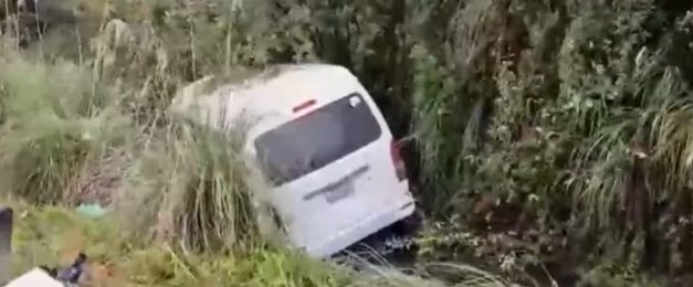 UN MUERTO Y 11 HERIDOS TRAS  CHOQUE ENTRE MINIBÚS Y UNA CAMIONETA EN CARRETERA  SANTA CRUZ – COCHABAMBA
