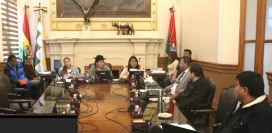 CHAMBILLA PROMULGA LA LEY QUE RETROTRAE LAS TARIFAS DEL TRANSPORTE URBANO EN LA PAZ