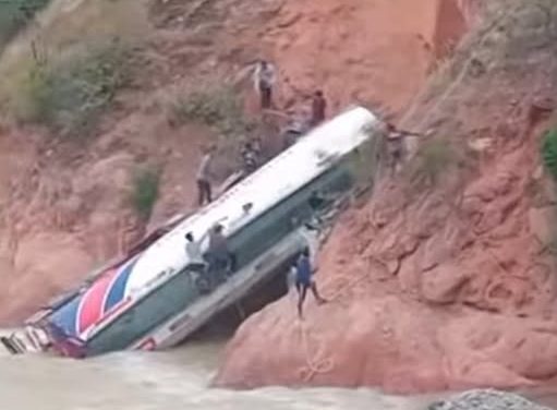 CAMIÓN CISTERNA CON COMBUSTIBLE SE VUELCA EN SUCRE