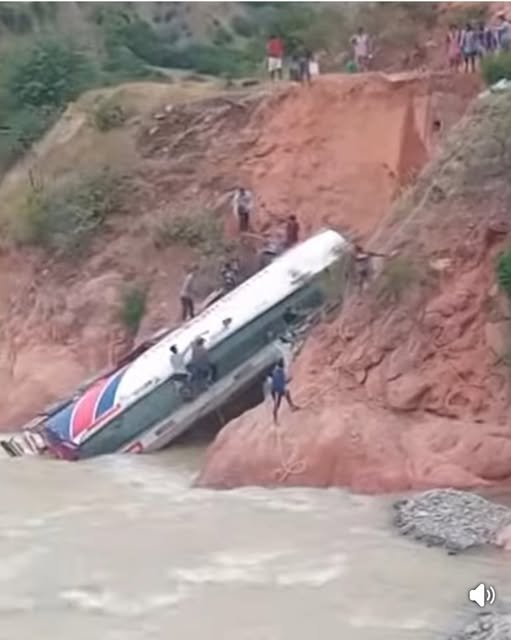 CAMIÓN CISTERNA CON COMBUSTIBLE SE VUELCA EN SUCRE