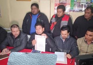 GOBIERNO LLEGA A ACUERDO CON CHOFERES DE LOS YUNGAS Y GARANTIZA PROVISIÓN DE COMBUSTIBLE