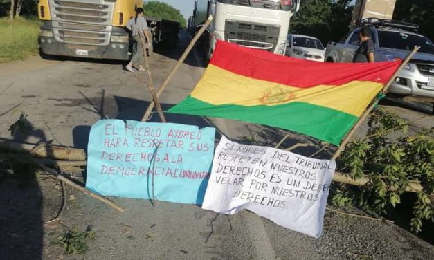 AYOREOS BLOQUEAN  CARRETERA BIOCEÁNICA EXIGEN REVOCAR A SU ASAMBLEÍSTA