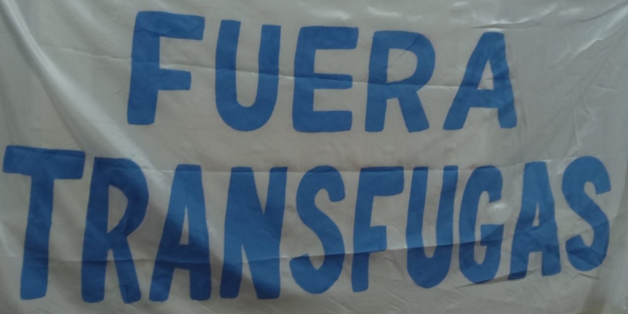 CONCEJO MUNICIPAL  AMANECE CON CARTELES CONTRA CONCEJALES MUCARZEL Y ALCÓCER