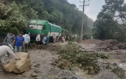 NUEVOS DESLIZAMIENTOS EN RUTA COCHABAMBA – SANTA CRUZ CORTAN LA RUTA