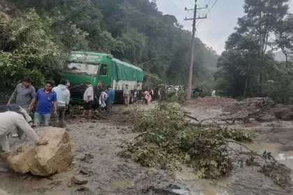 NUEVOS DESLIZAMIENTOS EN RUTA COCHABAMBA – SANTA CRUZ CORTAN LA RUTA