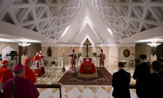EL VATICANO PUBLICÓ LAS PRIMERAS IMÁGENES DEL PAPA FRANCISCO EN SU FÉRETRO