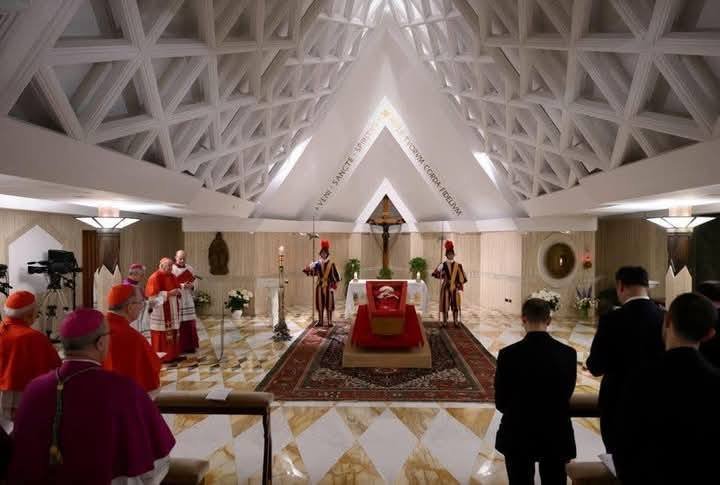 EL VATICANO PUBLICÓ LAS PRIMERAS IMÁGENES DEL PAPA FRANCISCO EN SU FÉRETRO