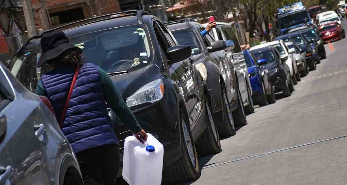 PERSISTEN LAS FILAS POR COMBUSTIBLE EN COCHABAMBA Y LA PAZ