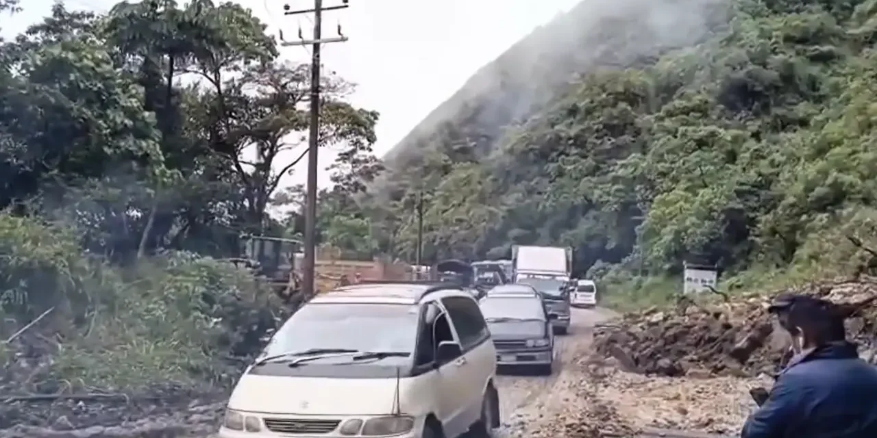 HABILITAN UN CARRIL EN LA NUEVA RUTA COCHABAMBA – SANTA CRUZ TRAS EL DESLIZAMIENTO