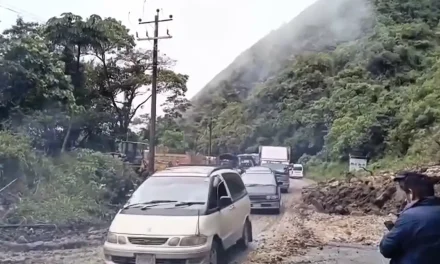 HABILITAN UN CARRIL EN LA NUEVA RUTA COCHABAMBA – SANTA CRUZ TRAS EL DESLIZAMIENTO