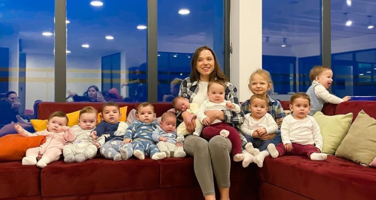 UNA JOVEN MADRE RUSA TIENE 26 HIJOS Y QUIERE  LLEGAR A TENER 100