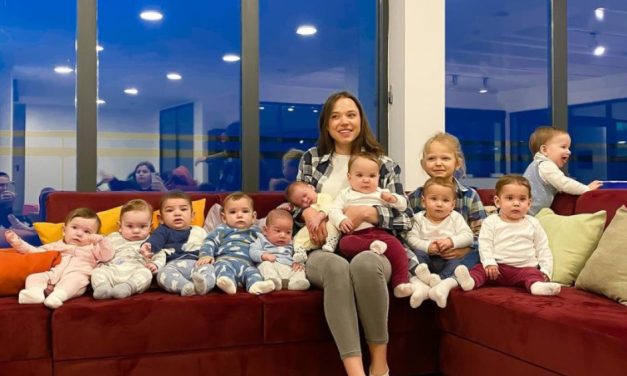 UNA JOVEN MADRE RUSA TIENE 26 HIJOS Y QUIERE  LLEGAR A TENER 100
