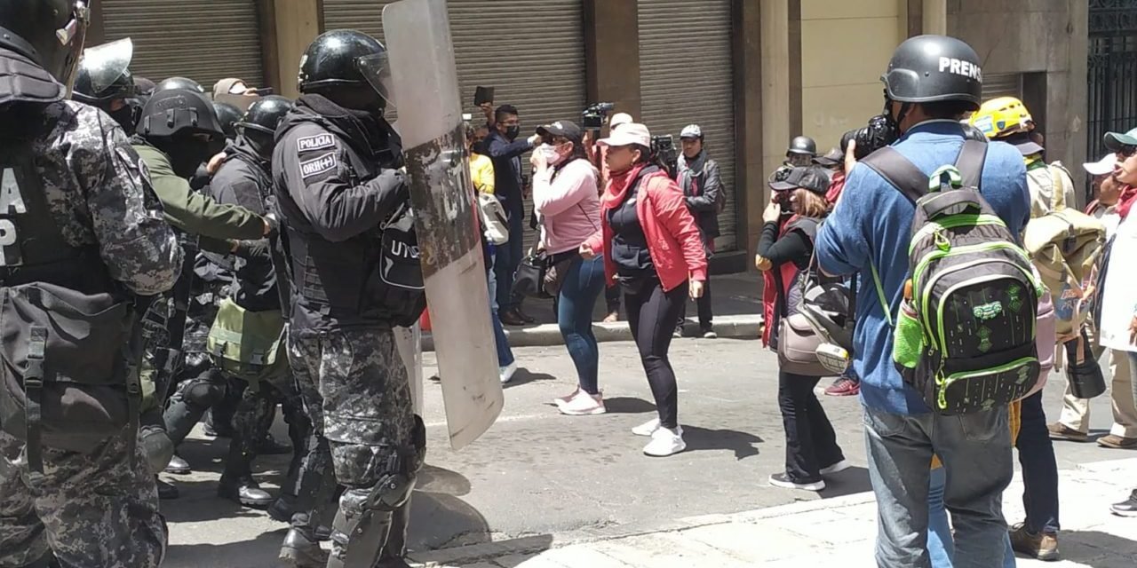 PROTESTAS DE MAESTROS DERIVAN EN ENFRENTAMIENTOS CON LA POLICÍA