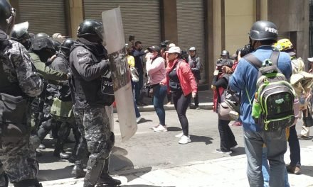 PROTESTAS DE MAESTROS DERIVAN EN ENFRENTAMIENTOS CON LA POLICÍA