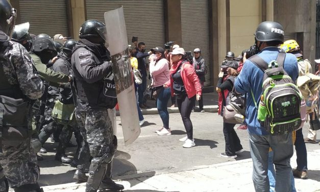 PROTESTAS DE MAESTROS DERIVAN EN ENFRENTAMIENTOS CON LA POLICÍA