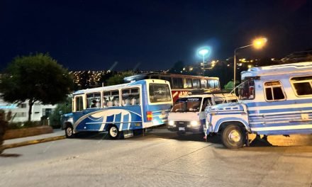 CHOFERES BLOQUEAN LA PAZ EN DEFENSA DE LA ESCALA DE TARIFAS