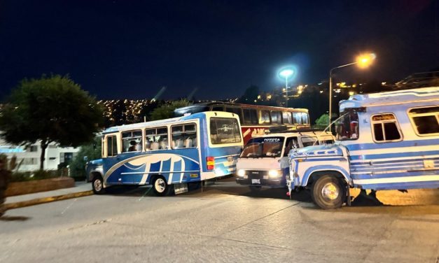 CHOFERES BLOQUEAN LA PAZ EN DEFENSA DE LA ESCALA DE TARIFAS