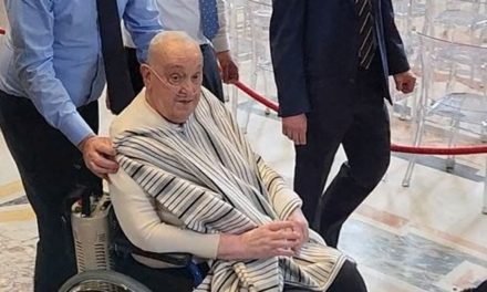 EL PAPA APARECE POR SORPRESA EN LA BASÍLICA DE SAN PEDRO