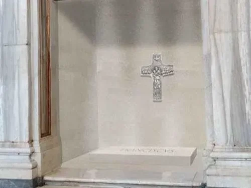 EL SEPULCRO DE FRANCISCO ESTÁ CASI LISTO EN VÍSPERAS DE SU FUNERAL