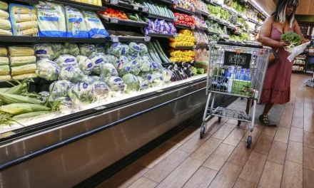 EL IPHONE, CAFÉ, LA ROPA Y EL ALCOHOL ESCALARÁN SUS PRECIOS POR LA «GUERRA DE ARANCELES» DE TRUMP