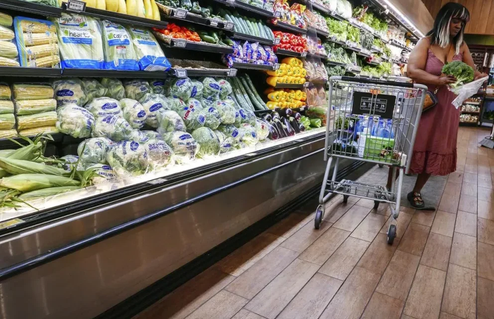 EL IPHONE, CAFÉ, LA ROPA Y EL ALCOHOL ESCALARÁN SUS PRECIOS POR LA «GUERRA DE ARANCELES» DE TRUMP