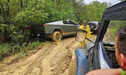 CYBERTRUCK NO PASO LA PRUEBA Y FUE REMOLCADO POR UNA LAND CRUISER ANTIGUA