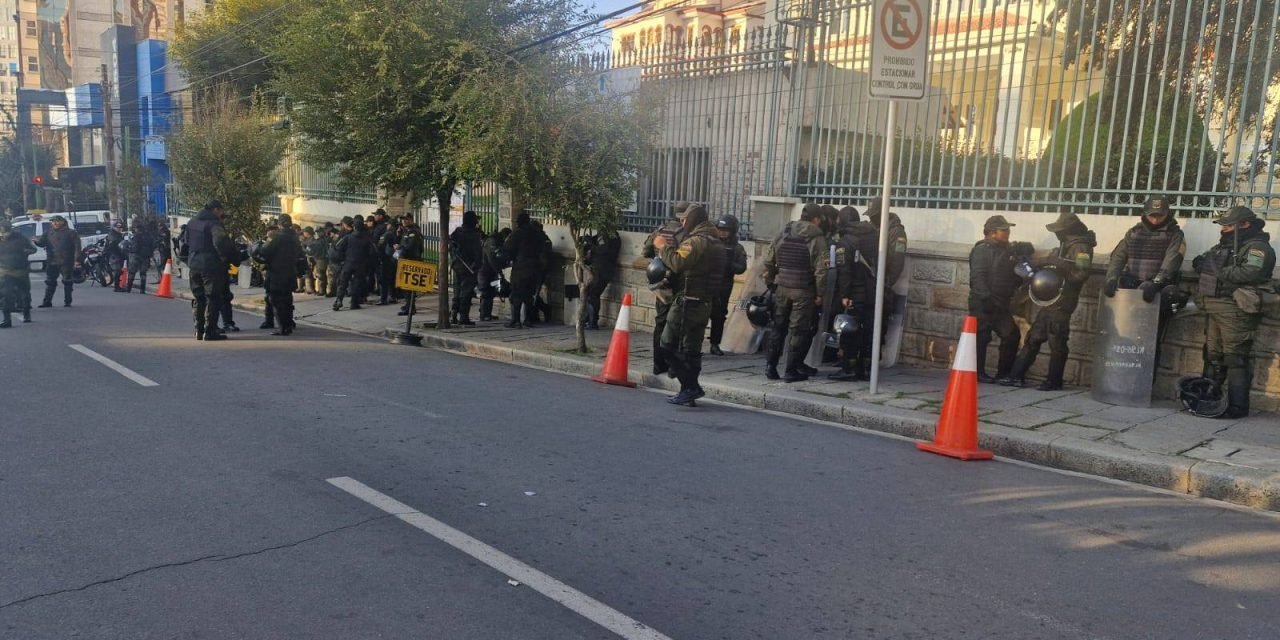 LA CARAVANA “EVISTA” SE APRESTA A LLEGAR A LA PAZ Y LA POLICÍA BLINDA AL TSE