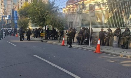 LA CARAVANA “EVISTA” SE APRESTA A LLEGAR A LA PAZ Y LA POLICÍA BLINDA AL TSE