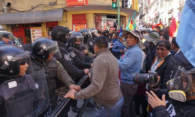 AFINES A MORALES INTENTAN INGRESAR A LA PLAZA MURILLO Y CONTENIDOS POR LA POLICÍA