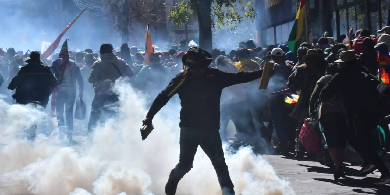 EVISTAS LLEGAN A LA PAZ, ROMPEN RESGUARDO POLICIAL DEL TSE Y SON GASIFICADOS