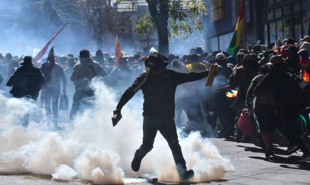 EVISTAS LLEGAN A LA PAZ, ROMPEN RESGUARDO POLICIAL DEL TSE Y SON GASIFICADOS