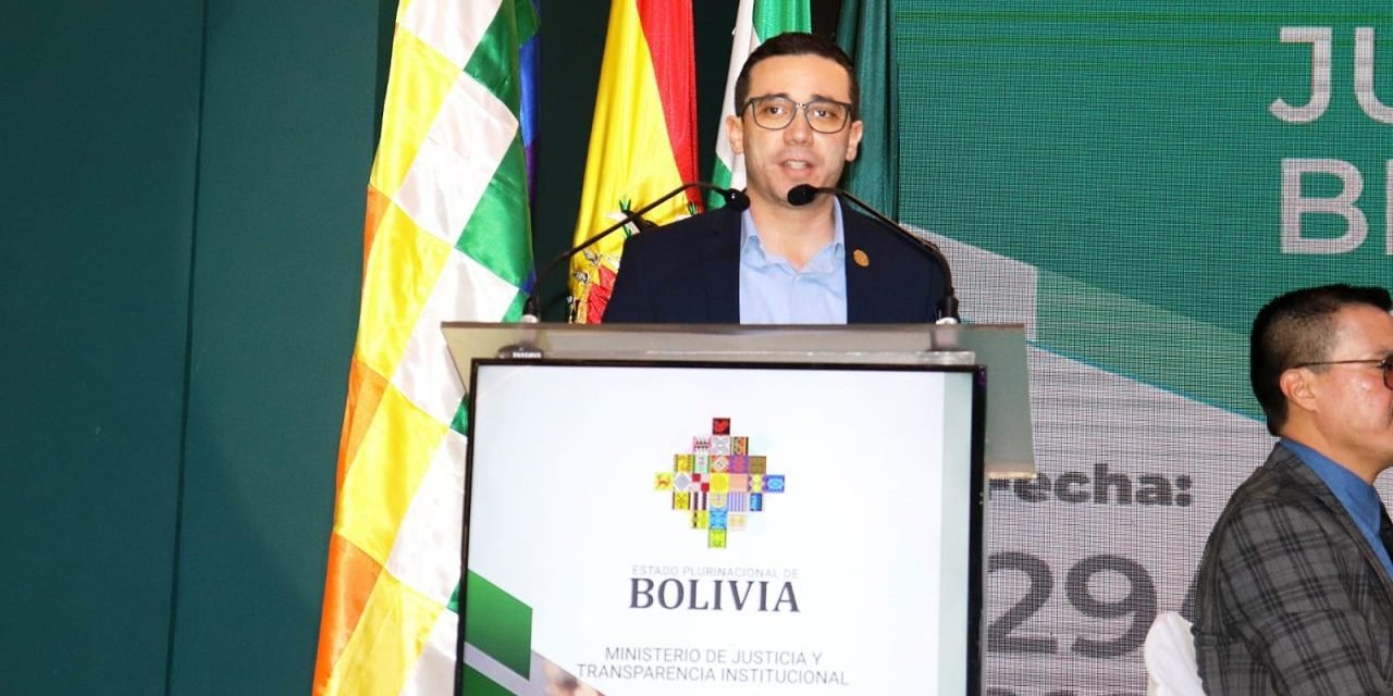 FISCAL DEPARTAMENTAL DE SANTA CRUZ SOCIALIZA EL PROCESAMIENTO DE ADOLESCENTES EN CONFLICTO CON LA LEY DURANTE CONVERSATORIO JURÍDICO