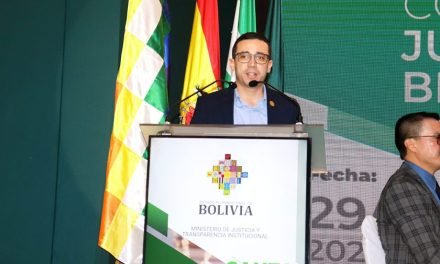 FISCAL DEPARTAMENTAL DE SANTA CRUZ SOCIALIZA EL PROCESAMIENTO DE ADOLESCENTES EN CONFLICTO CON LA LEY DURANTE CONVERSATORIO JURÍDICO