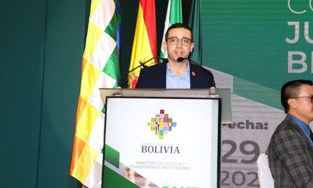 FISCAL DEPARTAMENTAL DE SANTA CRUZ SOCIALIZA EL PROCESAMIENTO DE ADOLESCENTES EN CONFLICTO CON LA LEY DURANTE CONVERSATORIO JURÍDICO