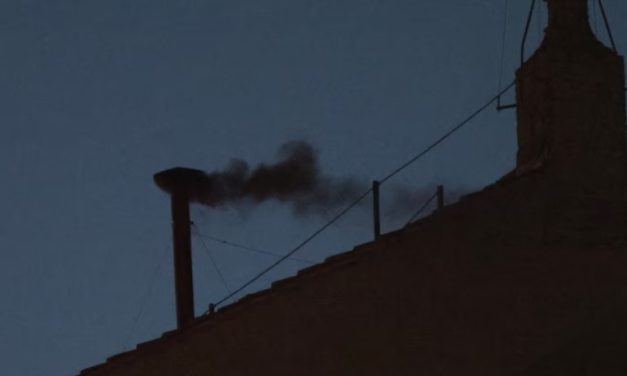 SIN ACUERDO TRAS LA PRIMERA VOTACIÓN, SE EMITIÓ LA FUMATA NEGRA