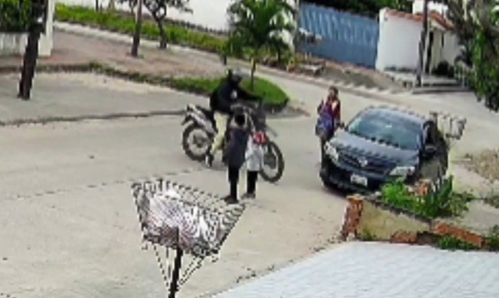 ASALTO A MUJER CON DOS NIÑOS QUEDA GRABADO EN CÁMARAS DE SEGURIDAD